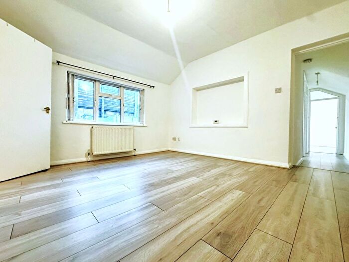 2 Bedroom Flat To Rent In Broadway, West Ealing, W13