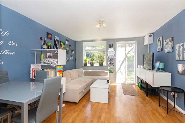 1 Bedroom Flat To Rent In Harrowdene Gardens, Teddington, TW11