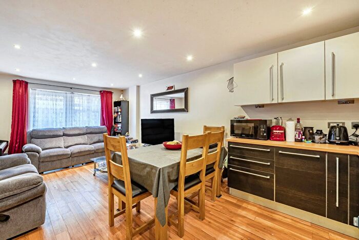 2 Bedroom Flat To Rent In Walnut Tree Close, Guildford, Surrey, GU1