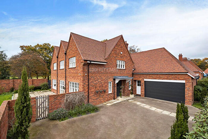 5 Bedroom Detached House To Rent In Wood Farm, Stanmore, HA7
