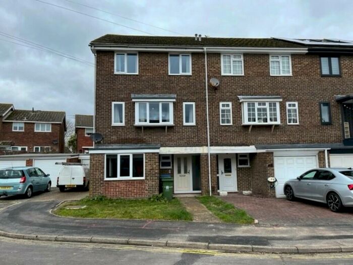 5 Bedroom Town House To Rent In Lower Quay Close, Fareham, PO16