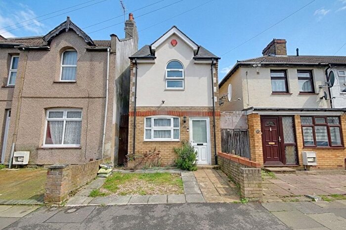 3 Bedroom Detached House For Sale In Albany Road, Enfield, Greater London, EN3