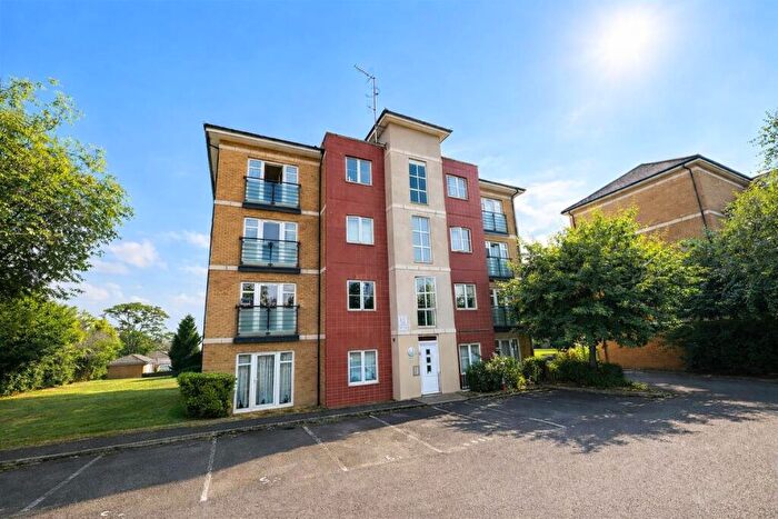 2 Bedroom Flat For Sale In The Parklands, Dunstable, LU5