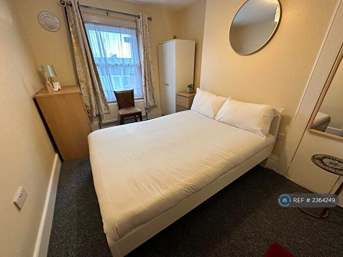 2 Bedroom Flat To Rent In Hornsey Park Road, London, N8