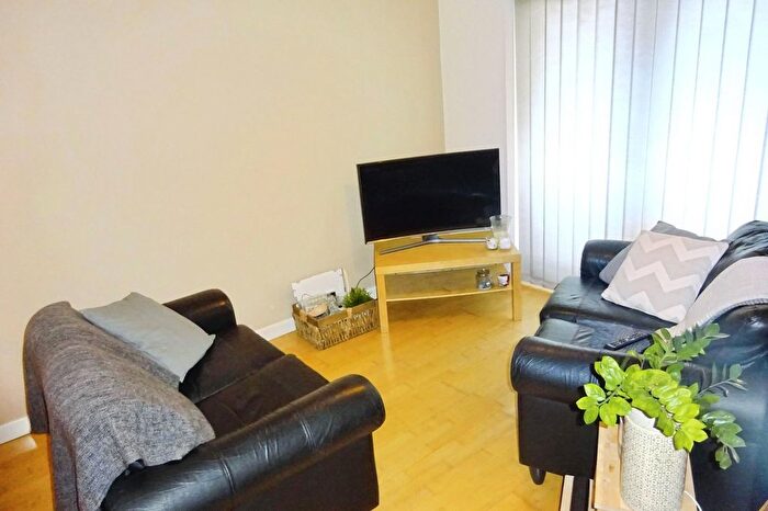 2 Bedroom Flat To Rent In Turlow Court, Leeds, West Yorkshire, LS9