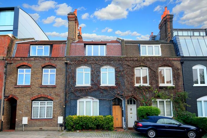 2 Bedroom Flat To Rent In Petersham Road, Richmond, TW10