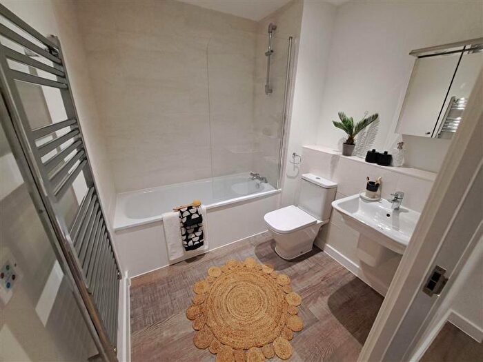 2 Bedroom Apartment To Rent In Queensway, Southampton, Hampshire, SO14