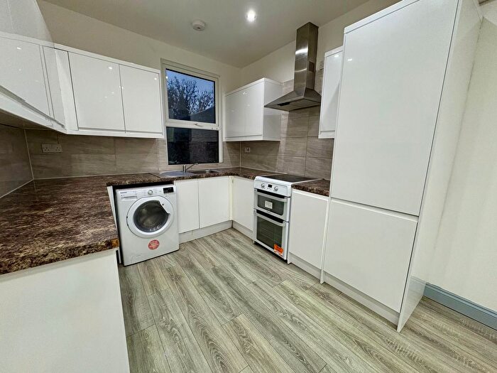 3 Bedroom Flat To Rent In Whitehorse Lane, London, SE25