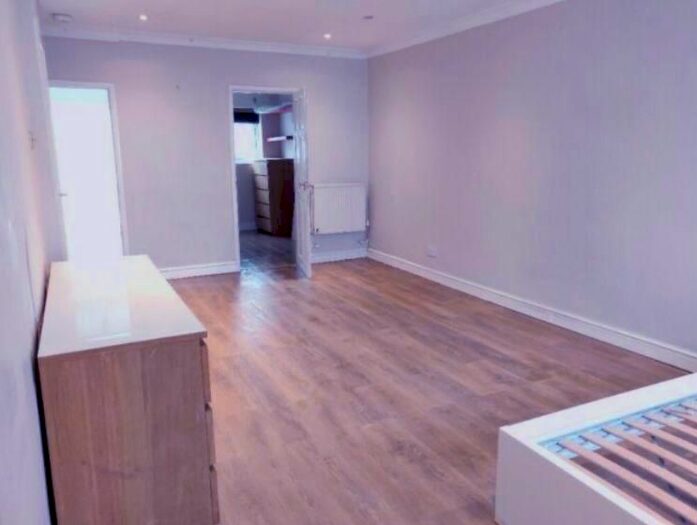 2 Bedroom Maisonette To Rent In Warwick Crescent, Hayes, UB4