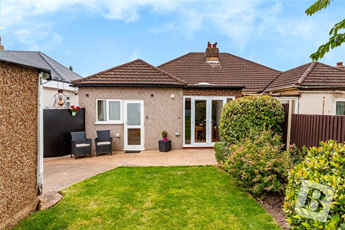 3 Bedroom Bungalow For Sale In Derby Avenue, Upminster, RM14