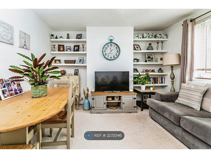 2 Bedroom Flat To Rent In Beechwood Gardens, Caterham, CR3