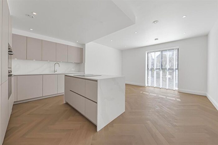 2 Bedroom Flat To Rent In Beechcroft Avenue, Golders Green, London, NW11
