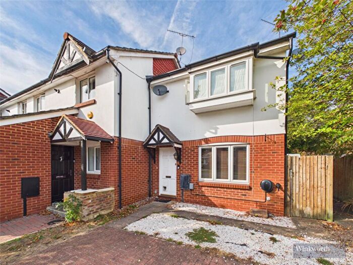 3 Bedroom End Of Terrace House For Sale In Eyston Drive, Weybridge, Surrey, KT13