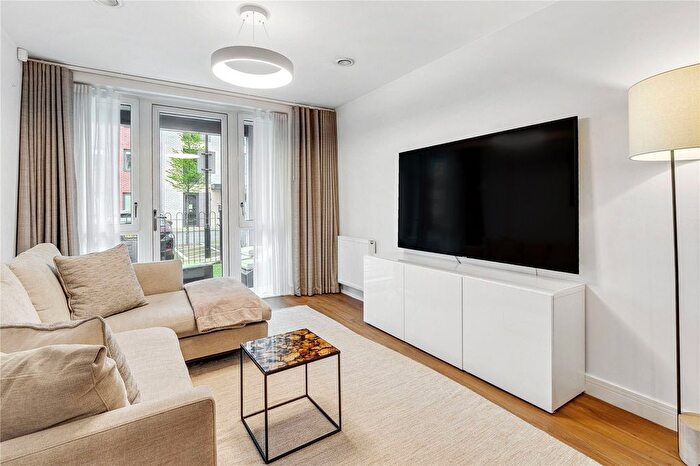 1 Bedroom Flat To Rent In Leighfield Court, Colonnade Gardens, London, W3