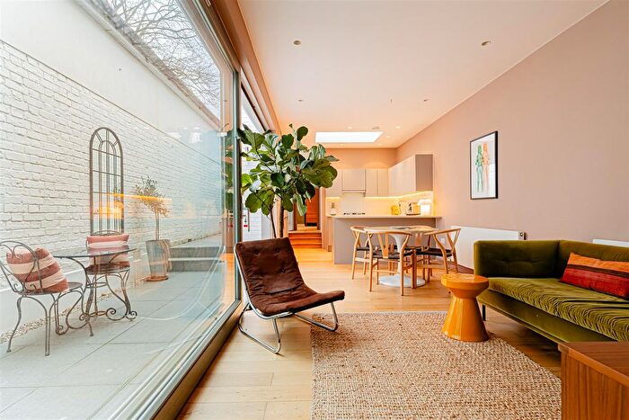 2 Bedroom Flat For Sale In Hillfield Mews, Crouch End, N8