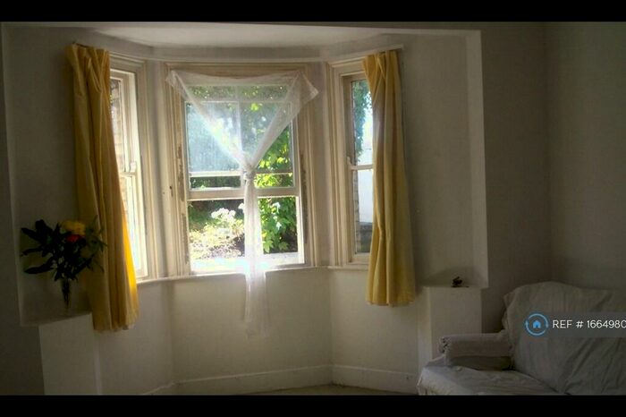 1 Bedroom Flat To Rent In Endlesham Road, London, SW12