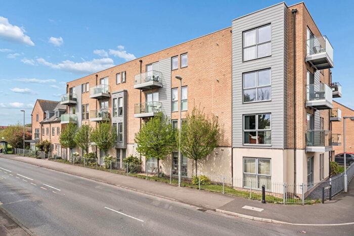 2 Bedroom Apartment For Sale In Holly Acre, Dunstable, LU5