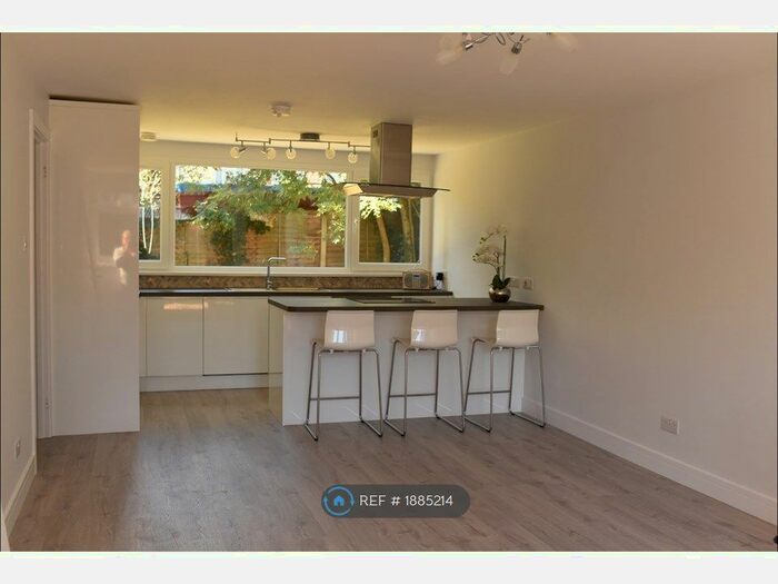 2 Bedroom Flat To Rent In Lyndum Court, London, N22