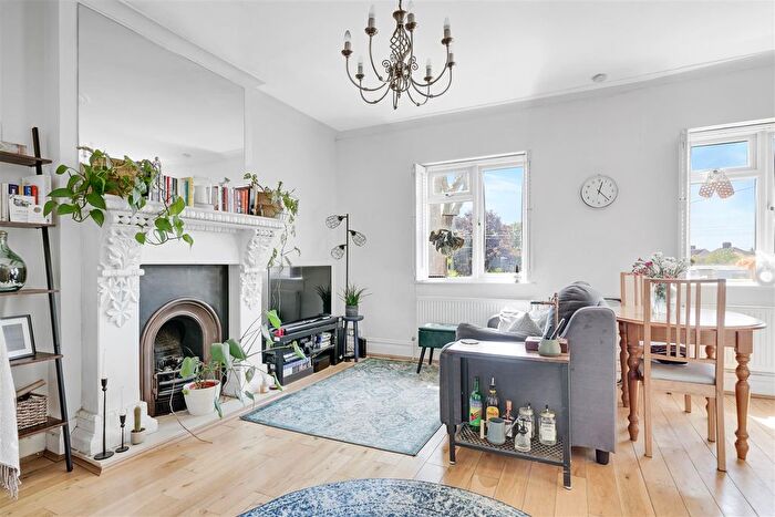 1 Bedroom Flat To Rent In Broad Lane, Hampton, TW12