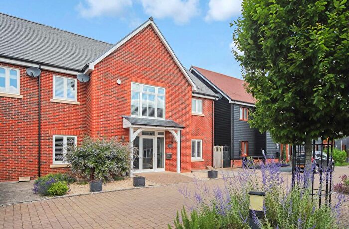 5 Bedroom Semi-Detached House For Sale In Lendon Grove, Gubblecote, HP23