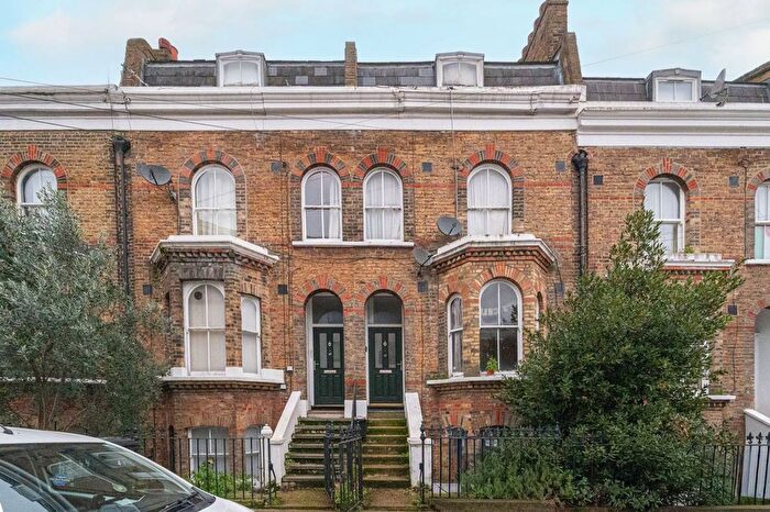 3 Bedroom Maisonette For Sale In Bellfields Road, Brixton, London, SW9