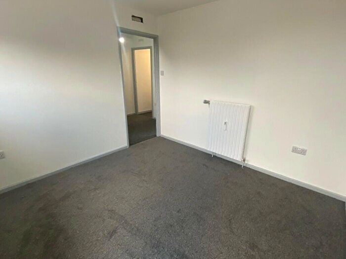 3 Bedroom Flat To Rent In Pytchley House, Browns Green, Birmingham, B20