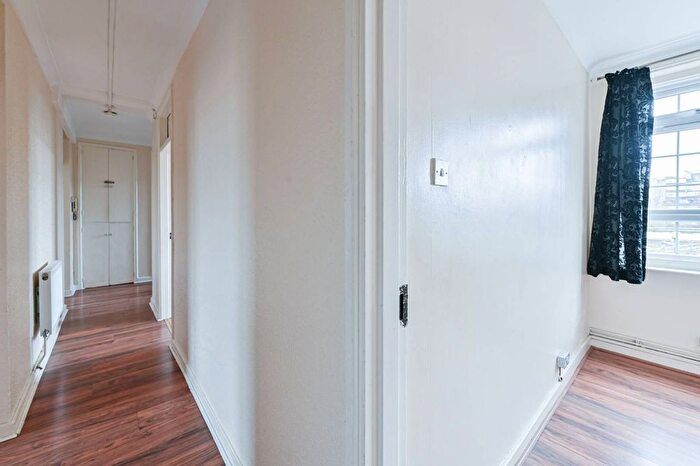 3 Bedroom Flat To Rent In Hazelhurst Road, Tooting, London, SW17