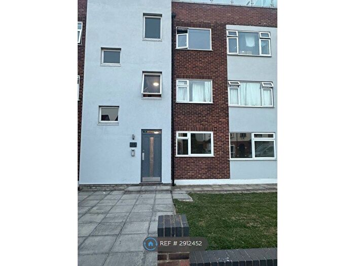 2 Bedroom Flat To Rent In Heathcote Grove, London, E4