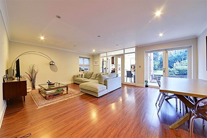 3 Bedroom Flat For Sale In Kingsgate Avenue, Finchley, N3