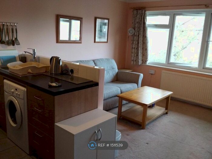 1 Bedroom Flat To Rent In Whitehall Road, Uxbridge, UB8