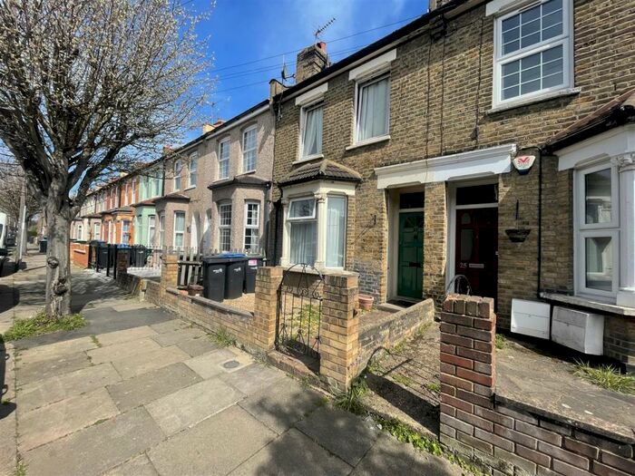 2 Bedroom Apartment To Rent In Halstead Road, Enfield, EN1