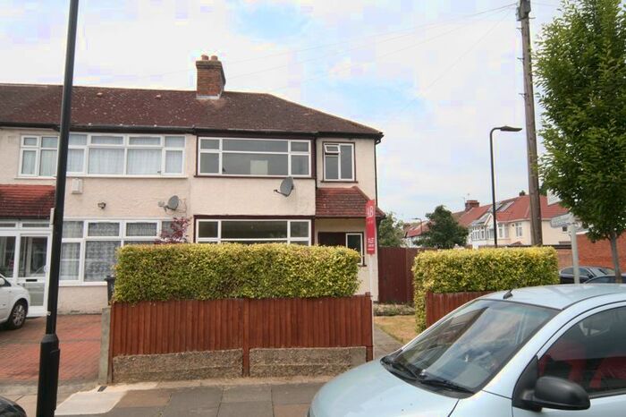 3 Bedroom Property To Rent In Evelyn Grove, Southall, UB1