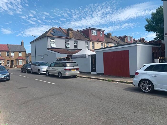 3 Bedroom End Of Terrace House For Sale In Cromwell Road, Hounslow, TW3