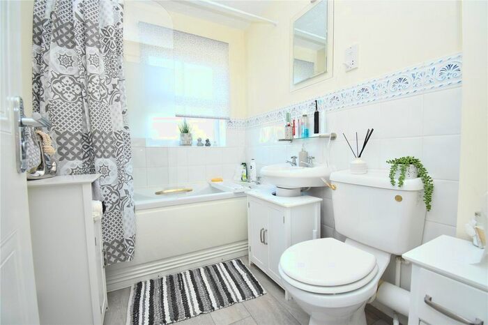 3 Bedroom Detached House For Sale In Heather Drive, Thatcham, Berkshire, RG18