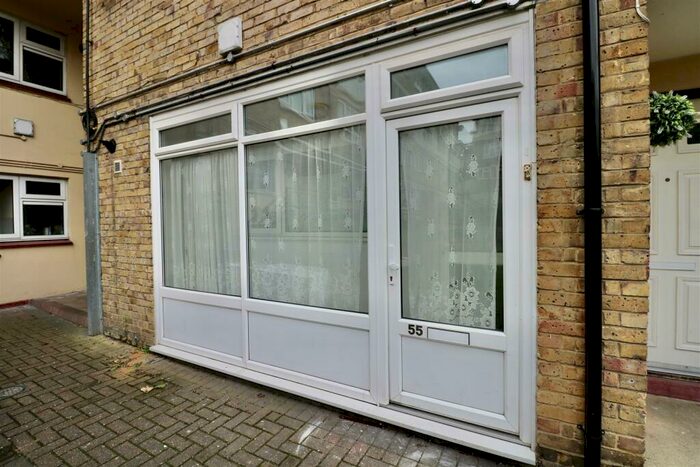 3 Bedroom Maisonette To Rent In Park Place, Gravesend, DA12