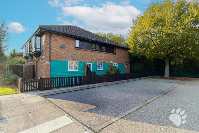 1 Bedroom Flat For Sale In Bartlow Side, Burnt Mills, SS13
