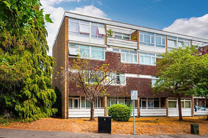2 Bedroom Flat For Sale In Hillview Court, Woking, GU22