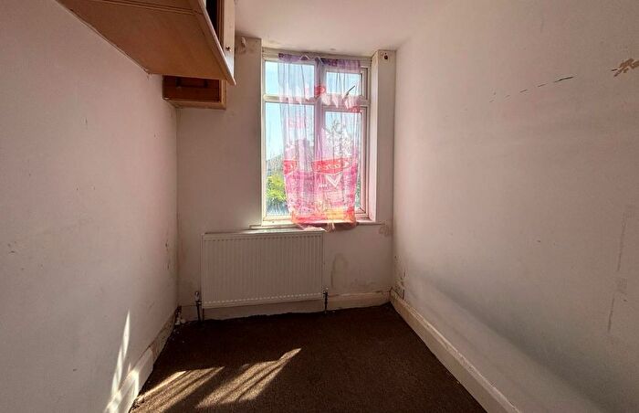 2 Bedroom Flat For Sale In A Courtlands Drive, Watford, Hertfordshire, WD17