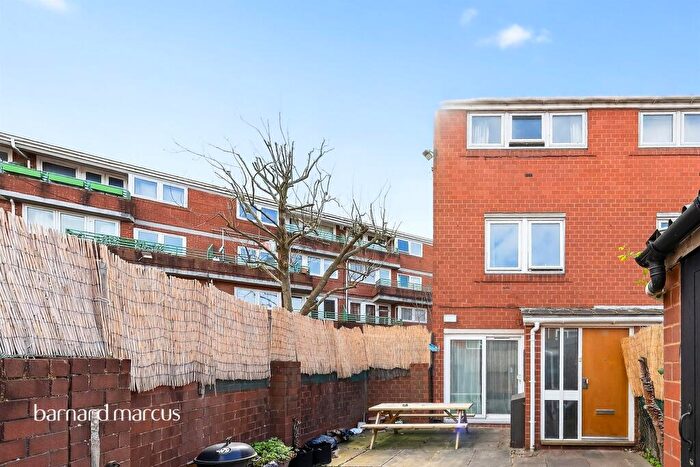 3 Bedroom Maisonette For Sale In Hooks Close, London, SE15