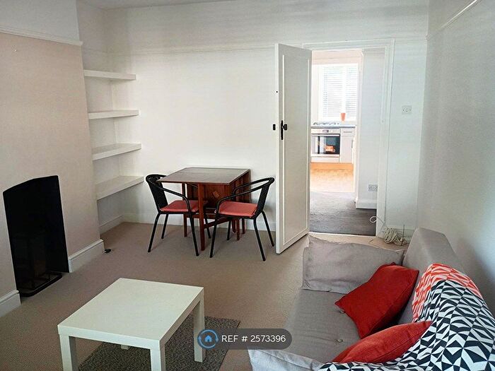 2 Bedroom Flat To Rent In Branksome Court, London, N2