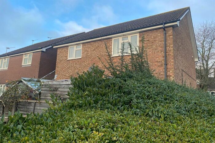 2 Bedroom Flat To Rent In Teazle Close, Petersfield, GU31