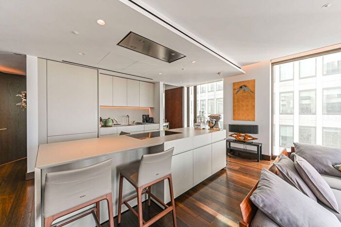 3 Bedroom Flat To Rent In Kings Gate Walk, Victoria, London, SW1E