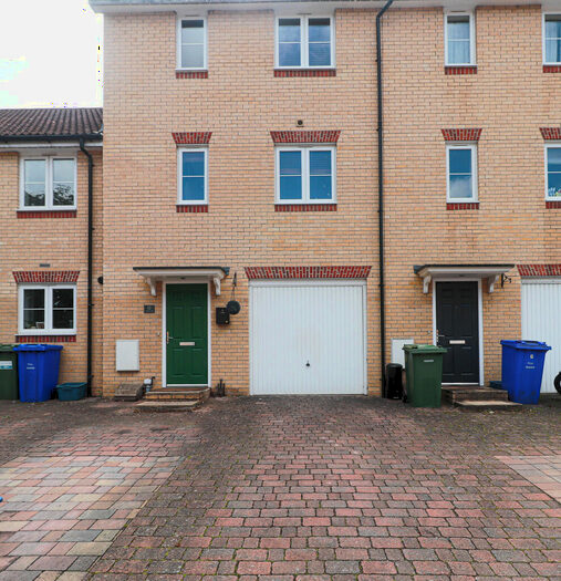 3 Bedroom Town House To Rent In Cranwell Road, Farnborough, GU14