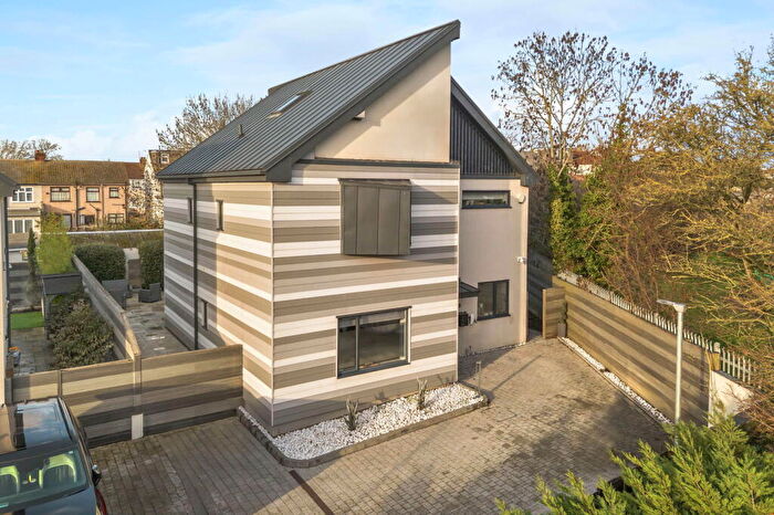 5 Bedroom Detached House For Sale In Basi Close, Hornchurch, RM11