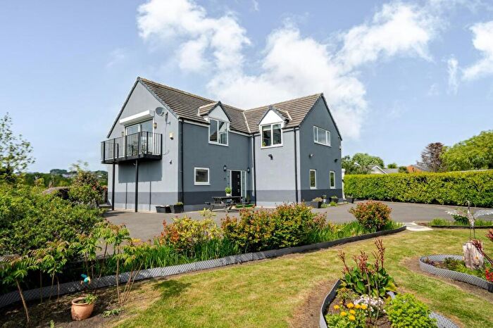 5 Bedroom Detached House For Sale In Cliffe End Road, Quarmby, HD3