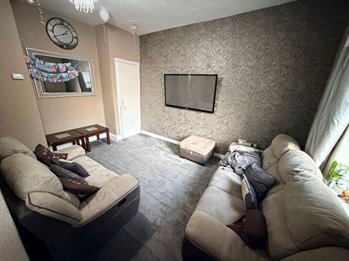 2 Bedroom Terraced House For Sale In Girlington Road, Bradford, BD8