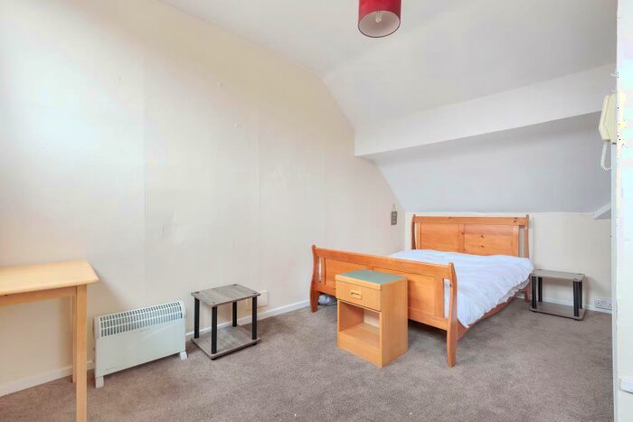 6 Bedroom Semi-Detached House To Rent In Banbury Road, Student Bedroom, OX2