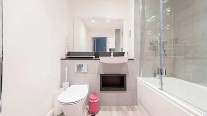 1 Bedroom Flat For Sale In Cranton Avenue, Hayes, UB3