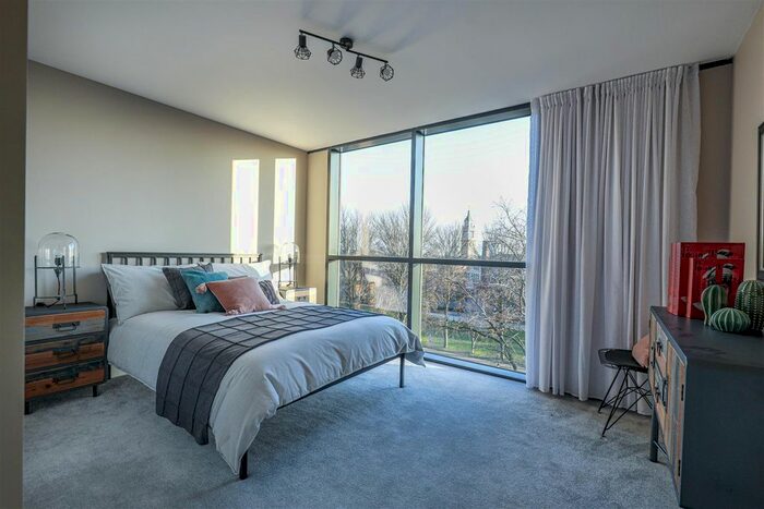 2 Bedroom Flat To Rent In The Glass House, Queens Dock Avenue, Hull, HU1