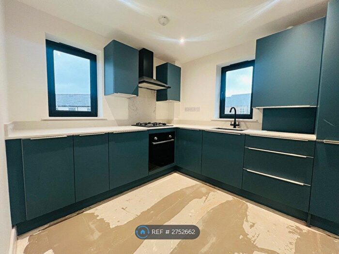 3 Bedroom Semi Detached House To Rent In Kinder Close, Thornton, Bradford, BD13